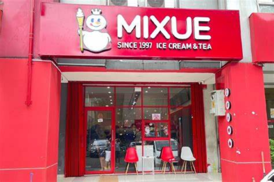 Mixue chega ao Brasil com investimento bilionário e promete abrir 25 mil franquias até 2030. Conheça o modelo, vantagens e desafios da marca chinesa.